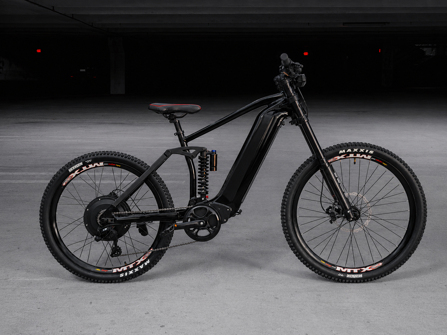 STASIS Enduro de profil dans un environnement sombre